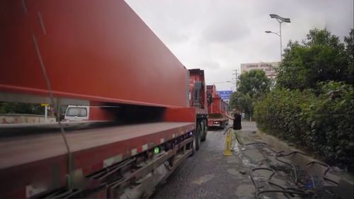 100多公里死亡之路 大貨車險象環生的真實寫照